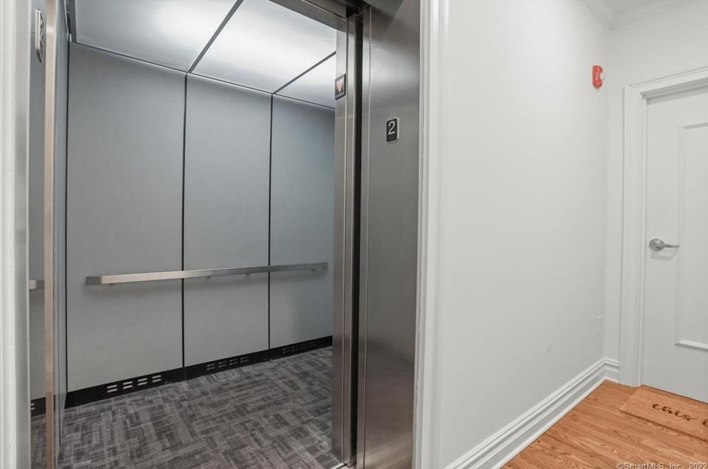 1125 Post Rd, Fairfield CT  06824-6005 exterior