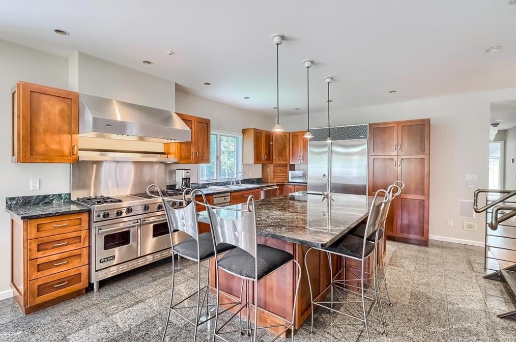 6 Bolton Ln, Westport CT  06880-2324 exterior