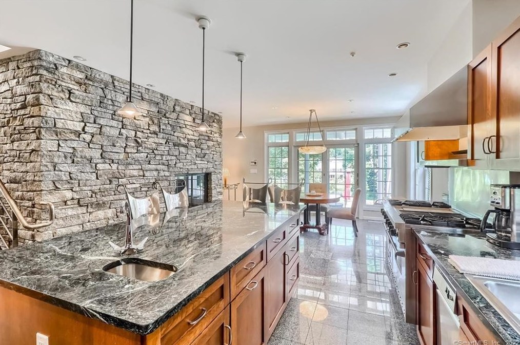 6 Bolton Ln, Westport CT  06880-2324 exterior