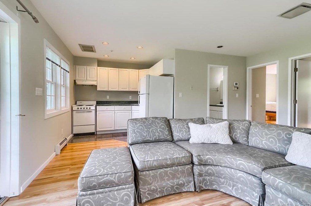 6 Bolton Ln, Westport CT  06880-2324 exterior