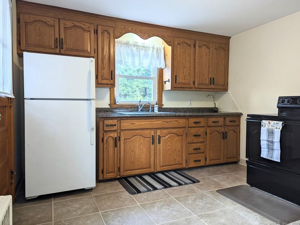 404 Elmwood Dr, Windsor Locks, CT 06096