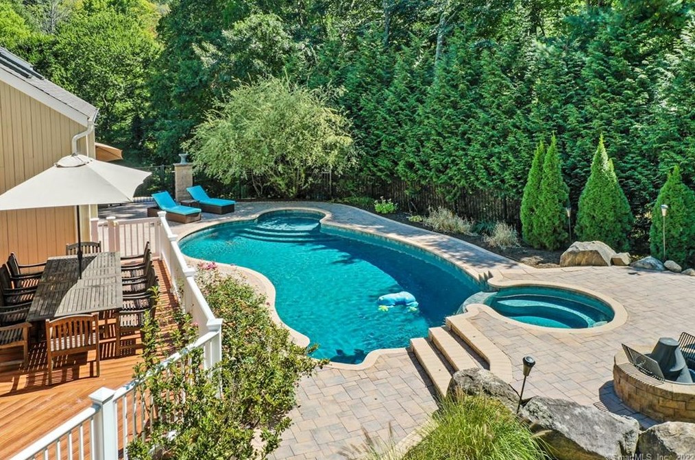 9 Beaver Bog Rd, Danbury, CT 06812