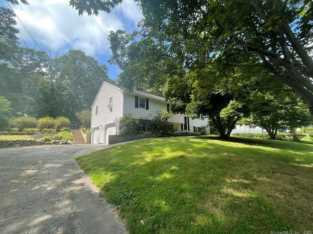 11 Pinecrest Rd, North Stonington, CT 06359