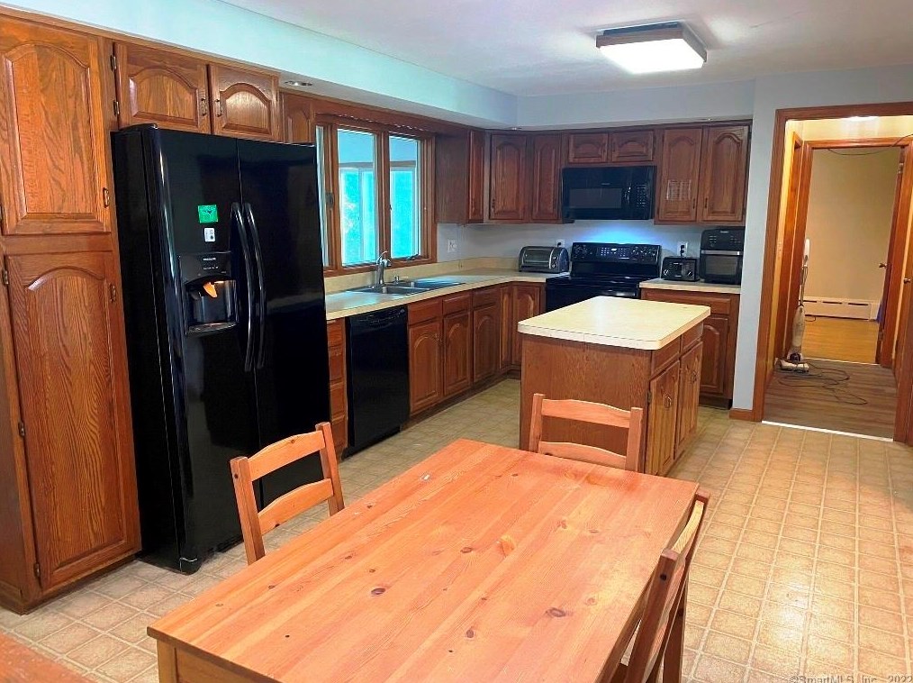 4 Nicholas Cir, Waterbury, CT 06716