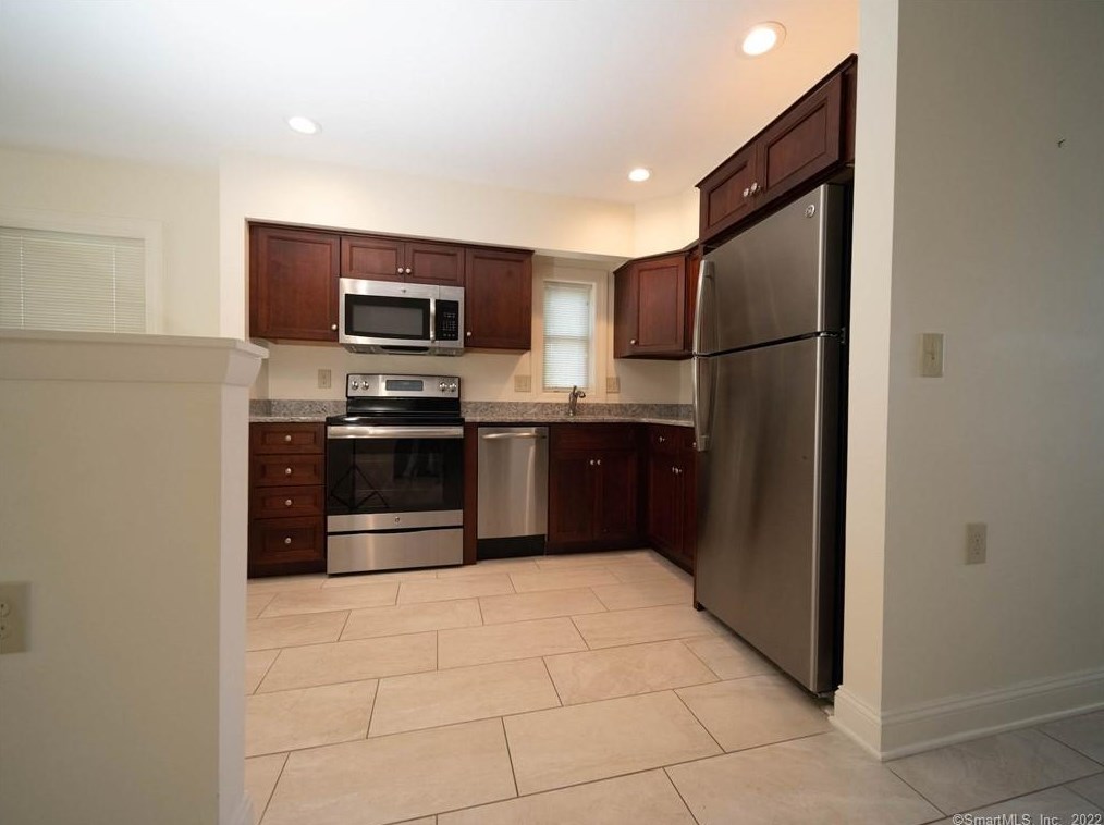 104 Seabury Dr #104, Bloomfield, CT 06002