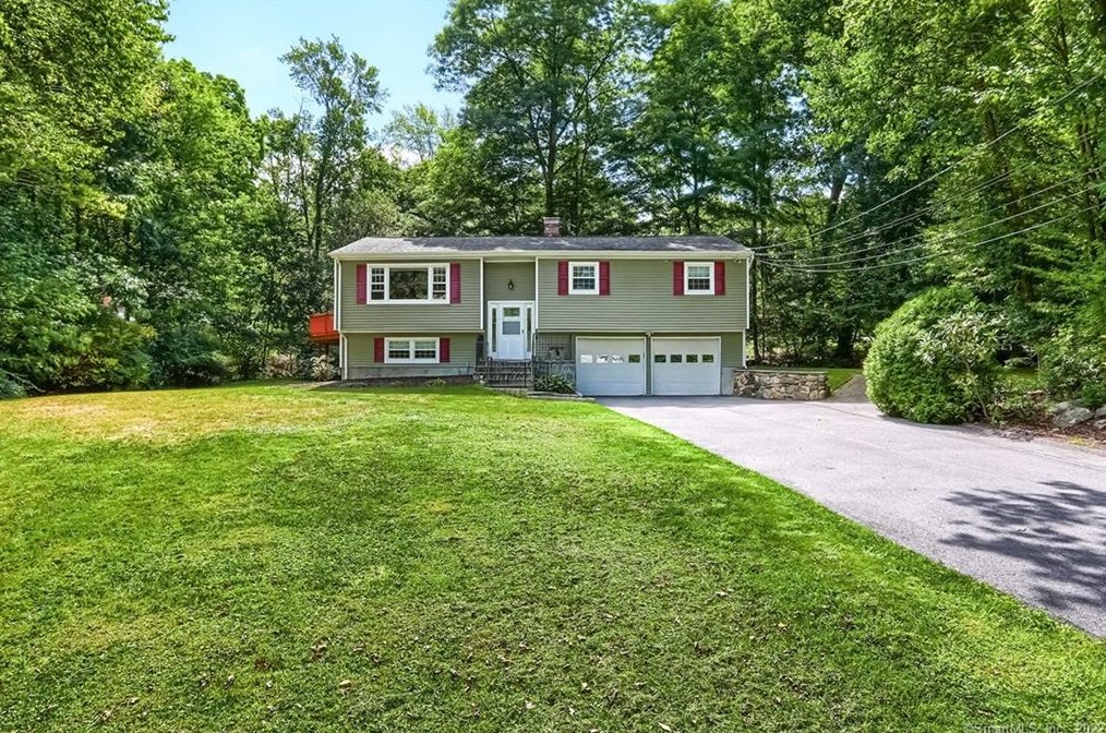 40 Smoke Hill Dr, Danbury, CT 06812 exterior