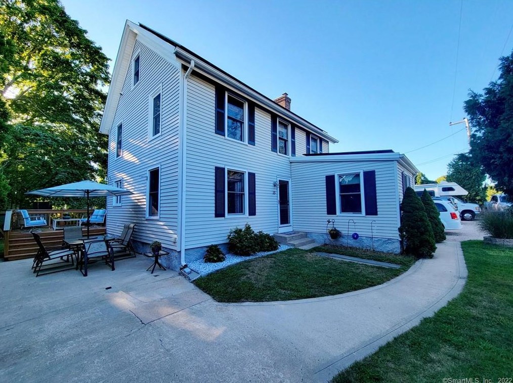 15 Race St, Pawcatuck, CT 06379 exterior