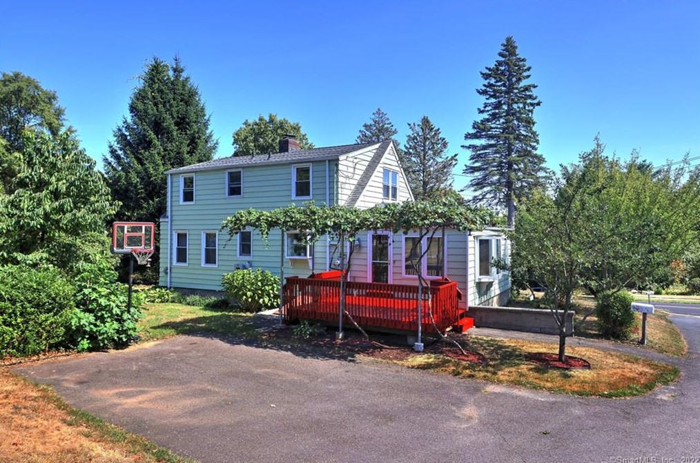 556 Connors Ln, Stratford, CT 06614-2642