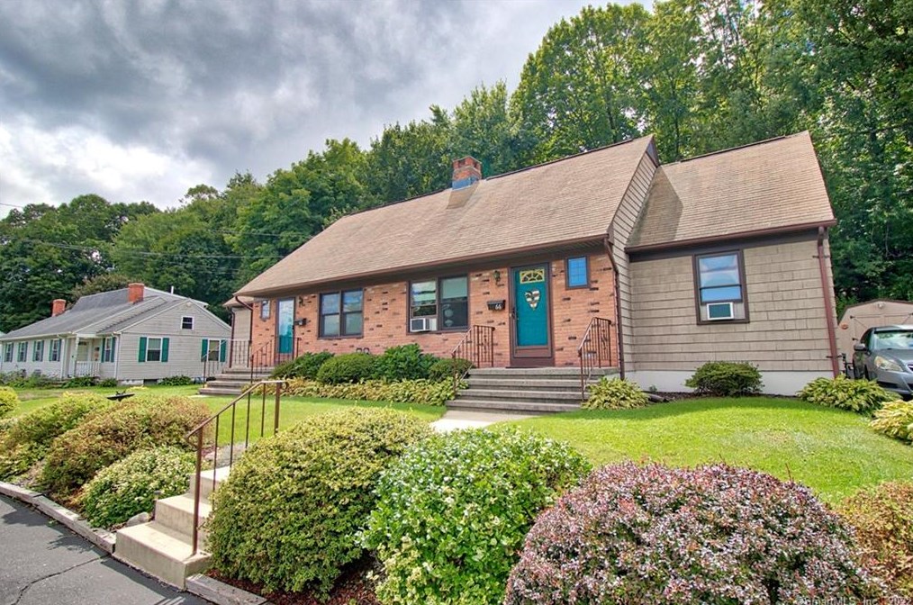 62 Irving St, Union City, CT 06770-4424