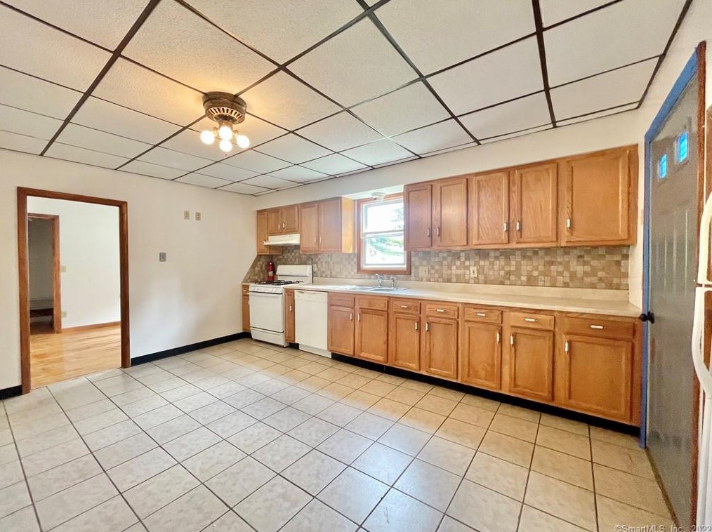 15 Southview St, Union City CT  06770-4024 exterior