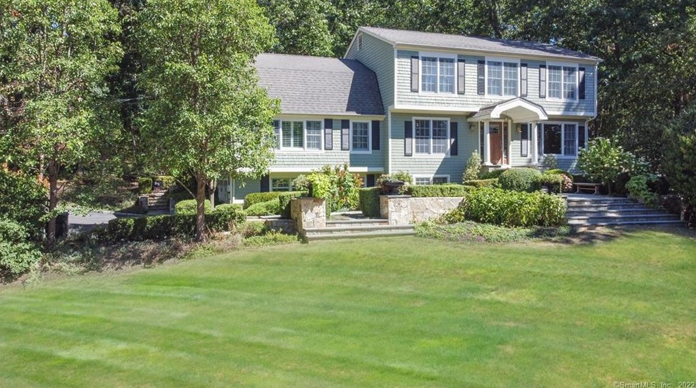11 Round Hill Dr, Danbury, CT 06811 exterior