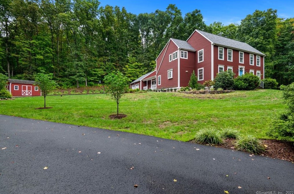 37 Old Miller Ln, Guilford, CT 06437-1084