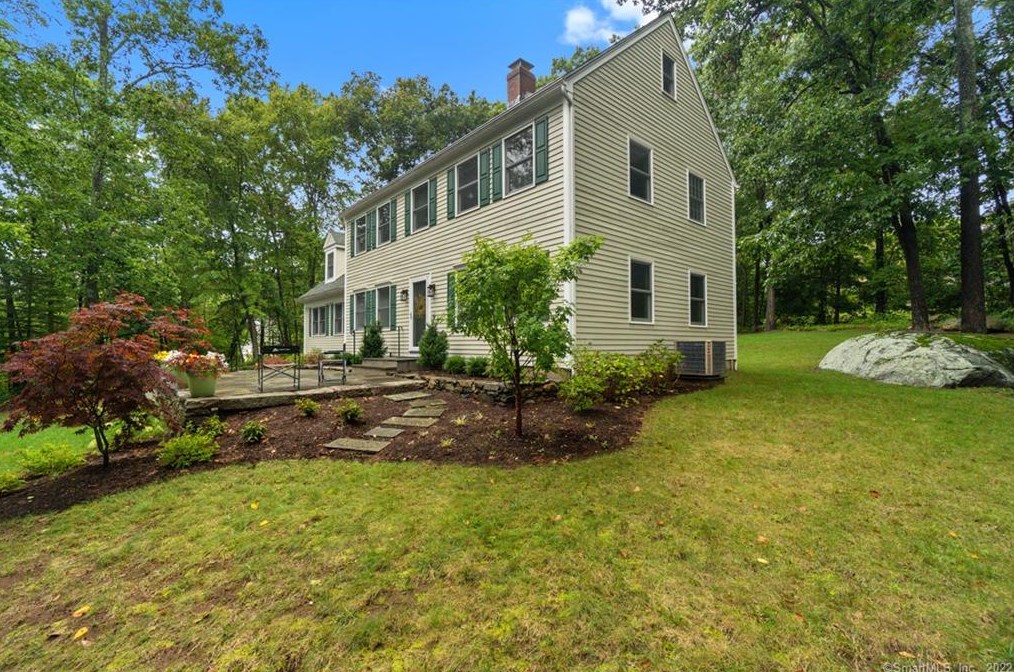 15 Townwoods Rd, Ivoryton, CT 06442-1270