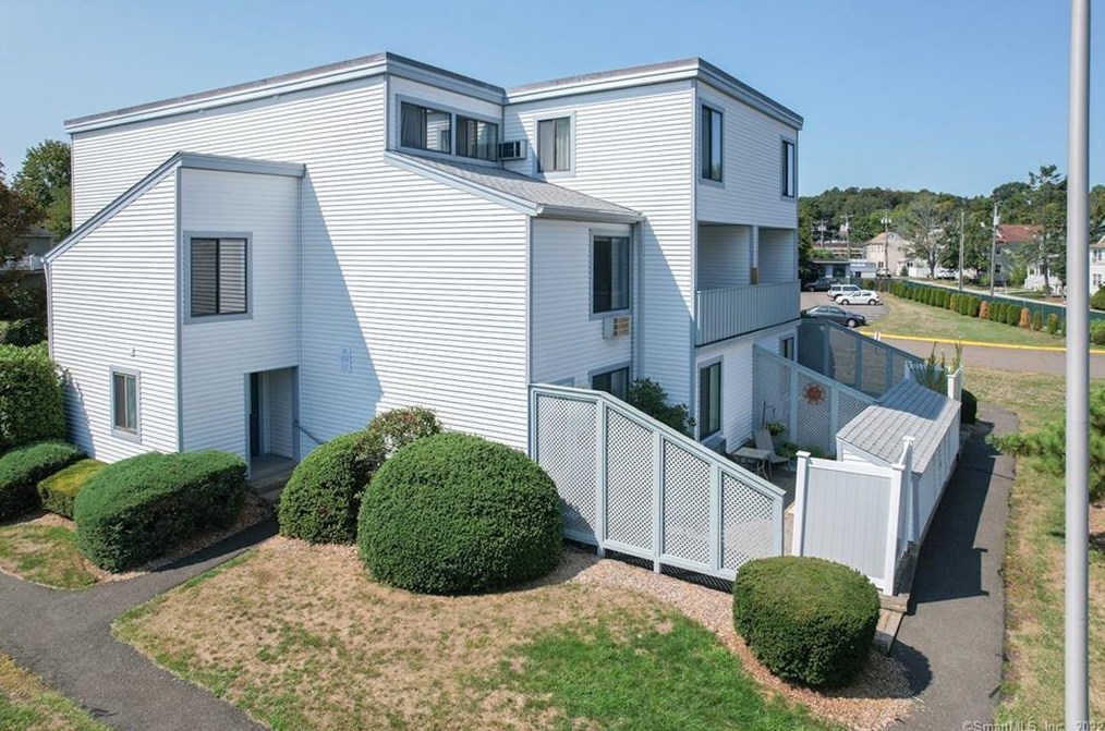 2 Hamre Ln #d, Branford, CT
