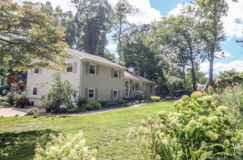 7 Deepwood Dr, Danbury, CT 06810
