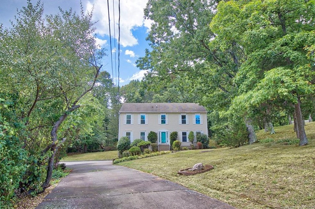 15 Blue Ridge Ln, North Haven, CT 06473