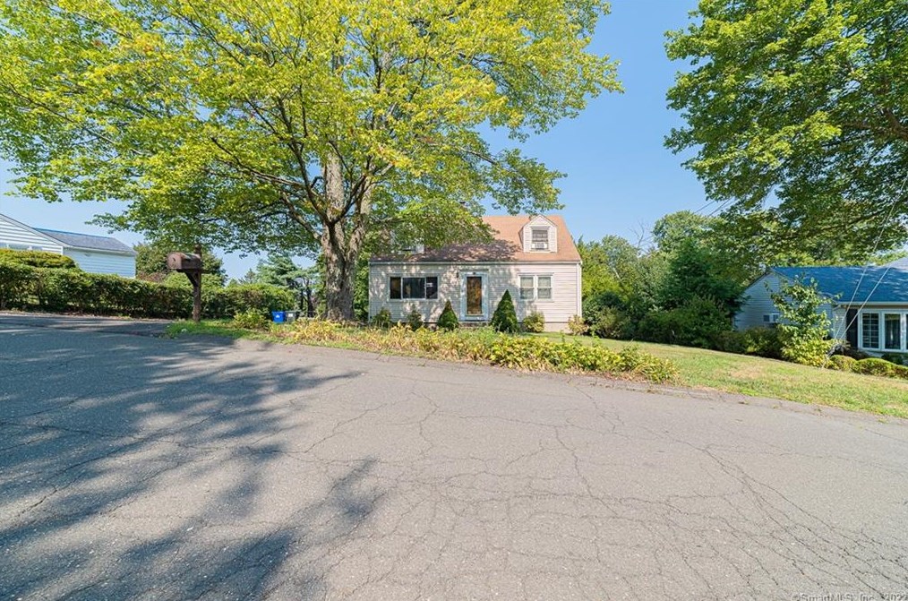 4 Valley View Dr, Danbury, CT 06810 exterior