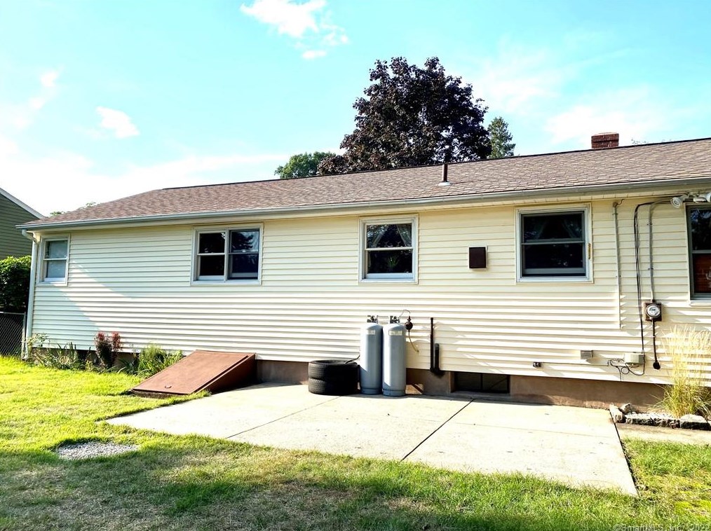 52 Naomi Dr, Hartford, CT 06118-1942
