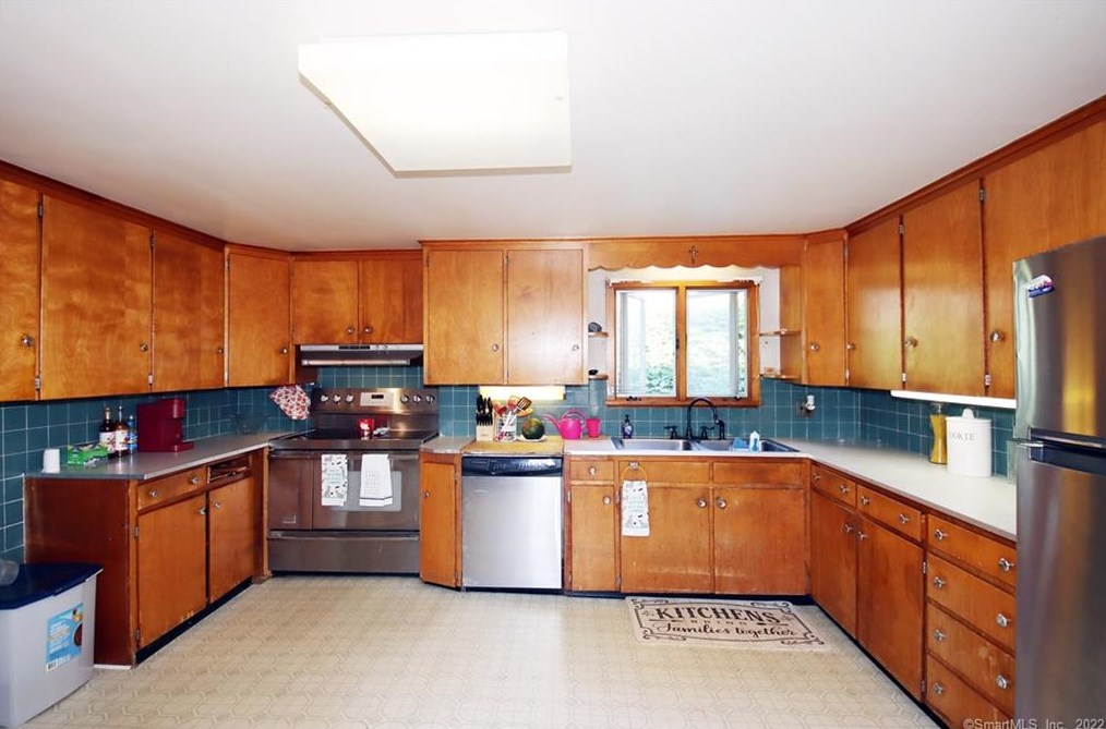 19 Walnut St, Winsted CT  06098-1719 exterior