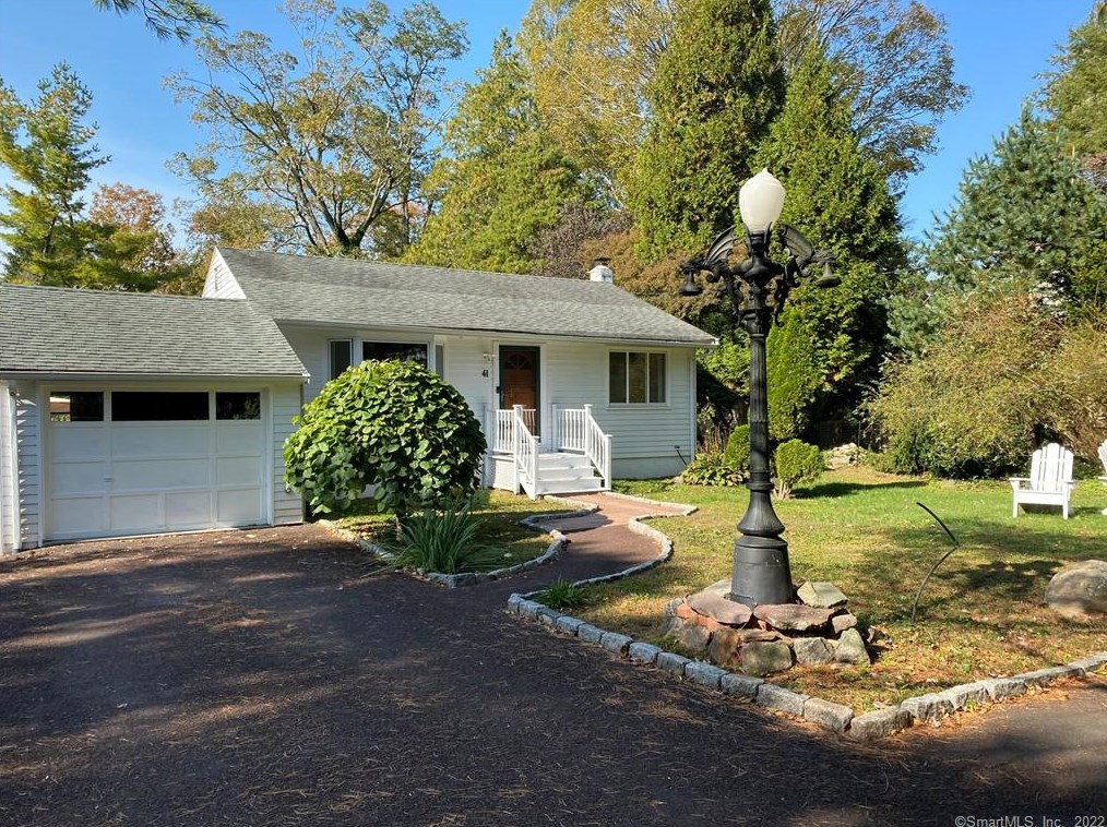 41 The Ave, Greenwich CT  06831-2830 exterior