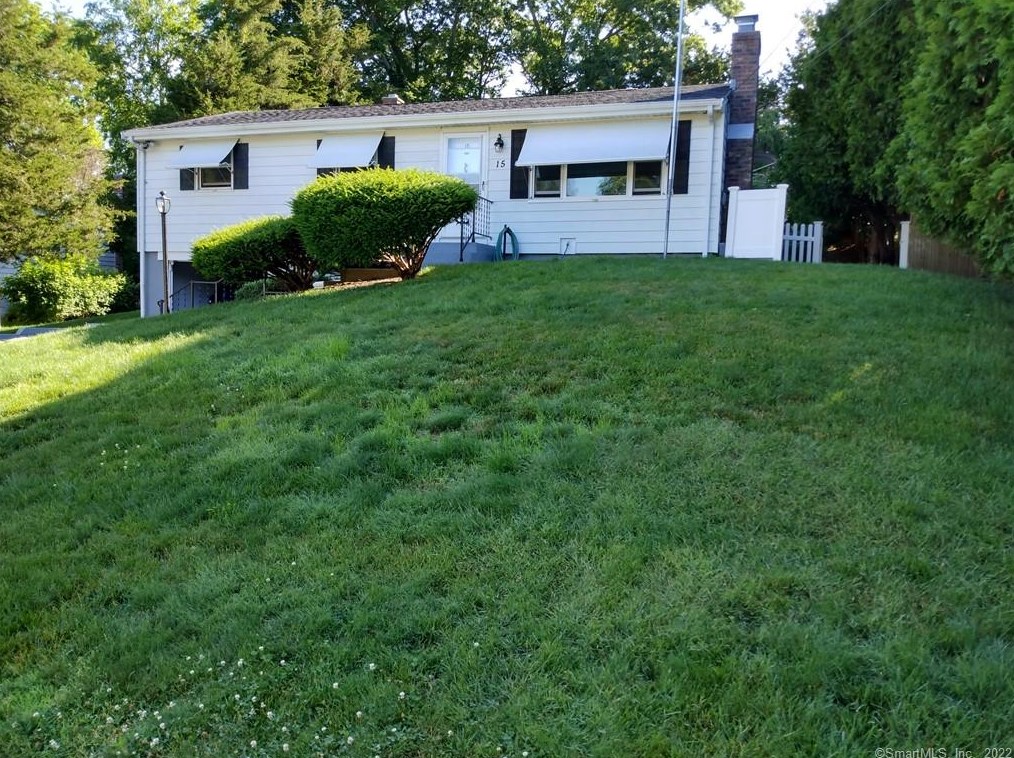 15 Laurel Dr, Chesterfield, CT 06370 exterior