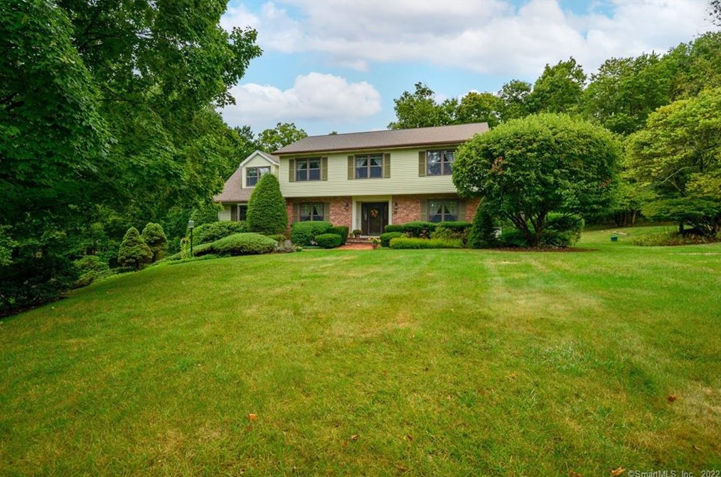12 Whipstick Rd, Danbury, CT 06812 exterior