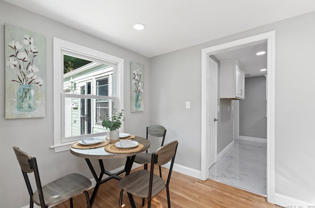 29 Barry Ln, Simsbury CT  06070-2001 exterior