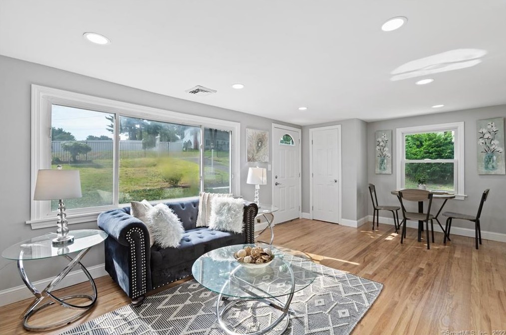 29 Barry Ln, Simsbury CT  06070-2001 exterior