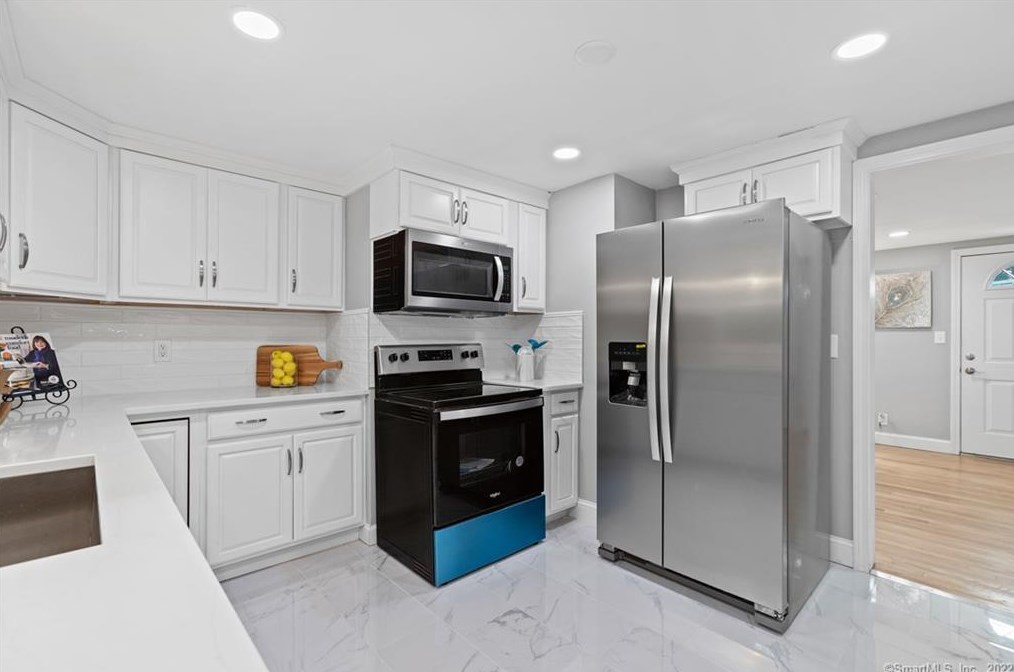 29 Barry Ln, Simsbury CT  06070-2001 exterior