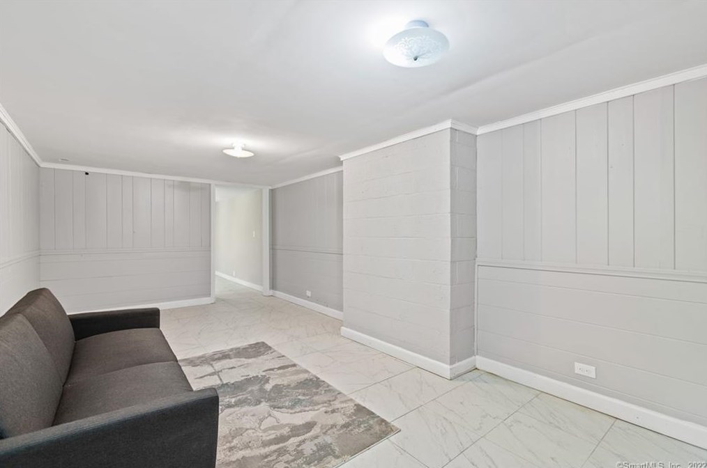 29 Barry Ln, Simsbury CT  06070-2001 exterior