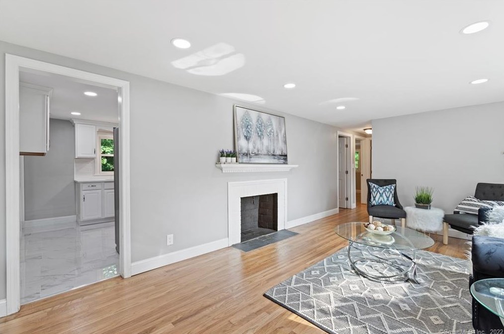 29 Barry Ln, Simsbury CT  06070-2001 exterior