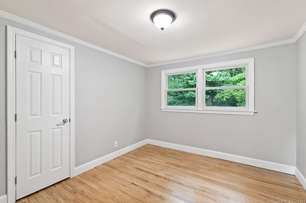 29 Barry Ln, Simsbury CT  06070-2001 exterior