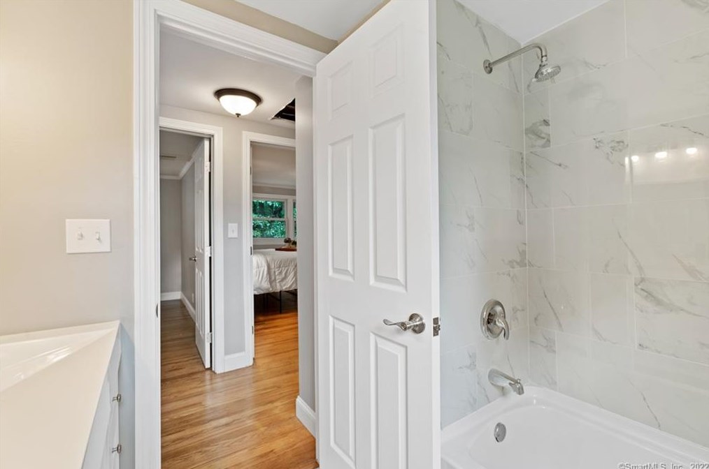 29 Barry Ln, Simsbury CT  06070-2001 exterior