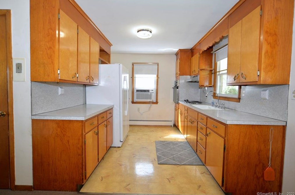 35 Kasper Cir, Stratford, CT 06614-3727
