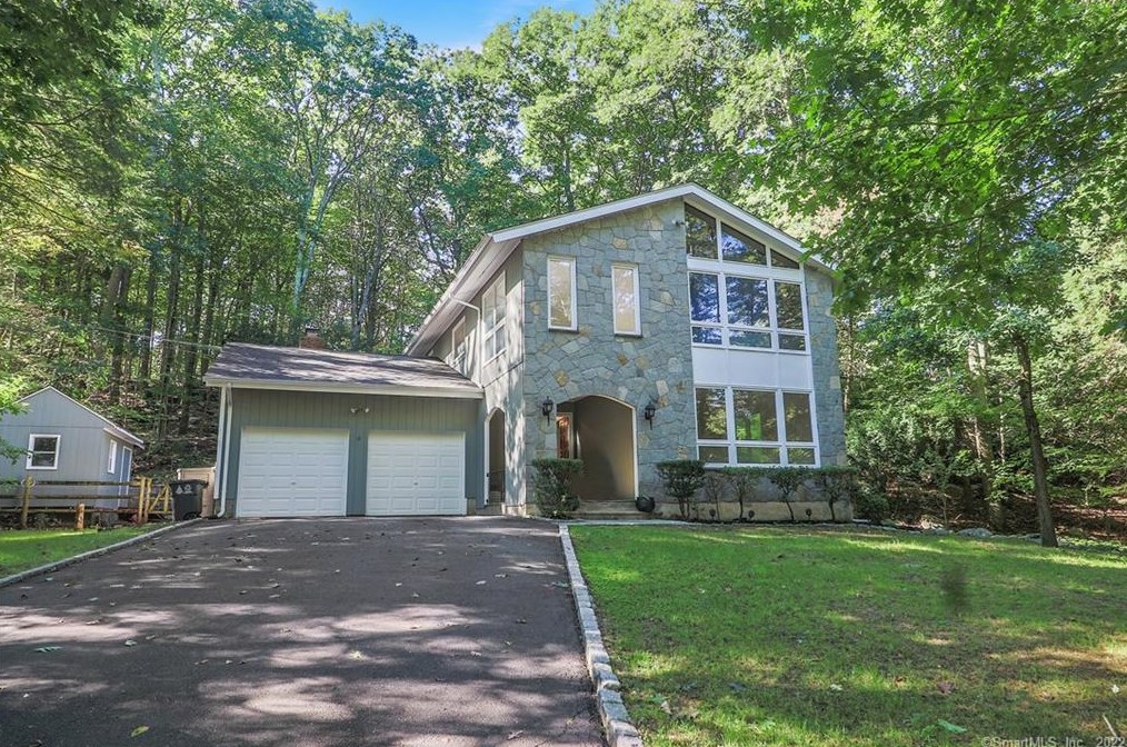 35 Jordan Ln, Stamford, CT 06903