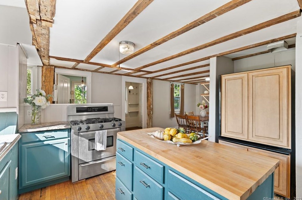 429 Colonel Ledyard Hwy, Gales Ferry, CT 06339