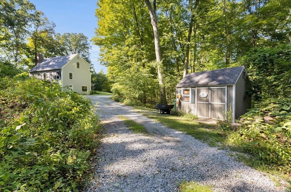 9 Brooks Ln, Chester, CT 06412