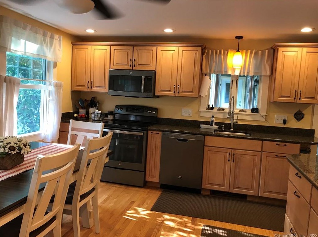 94 Kelseytown Rd, Clinton CT 06413-1455 exterior