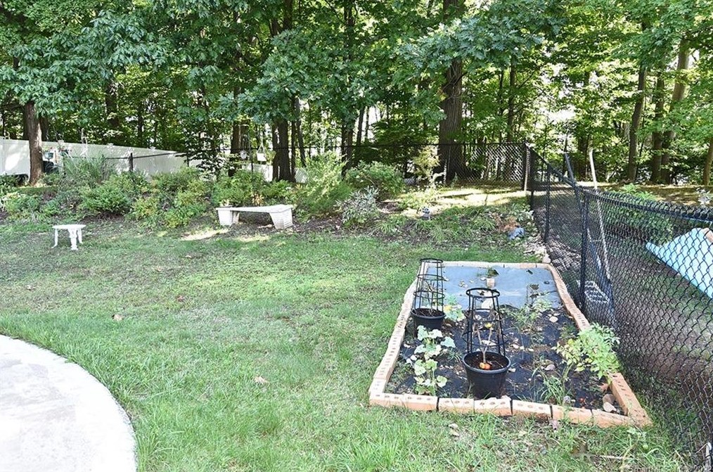 100 Sandy Ln, Meriden CT 06450-7023 exterior