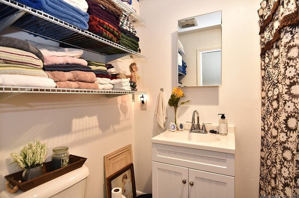 100 Sandy Ln, Meriden CT 06450-7023 exterior