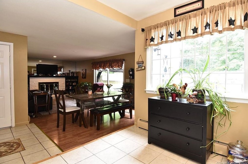 100 Sandy Ln, Meriden CT 06450-7023 exterior