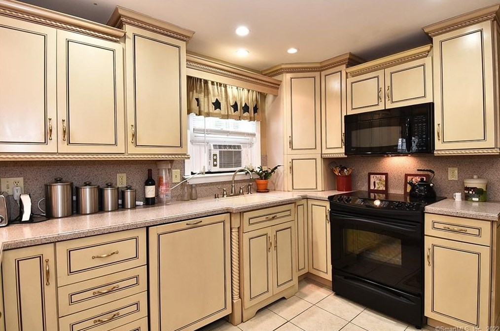 100 Sandy Ln, Meriden CT 06450-7023 exterior