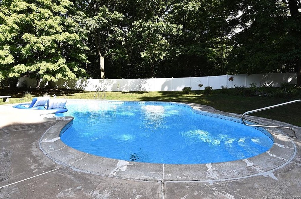 100 Sandy Ln, Meriden CT 06450-7023 exterior