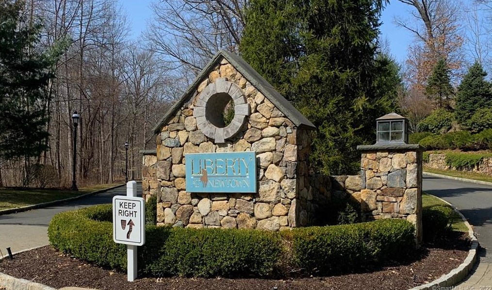 26 Franklin Ct, Newtown CT  06470-1468 exterior