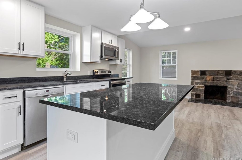 151 Main St, Clinton CT  06413-1630 exterior