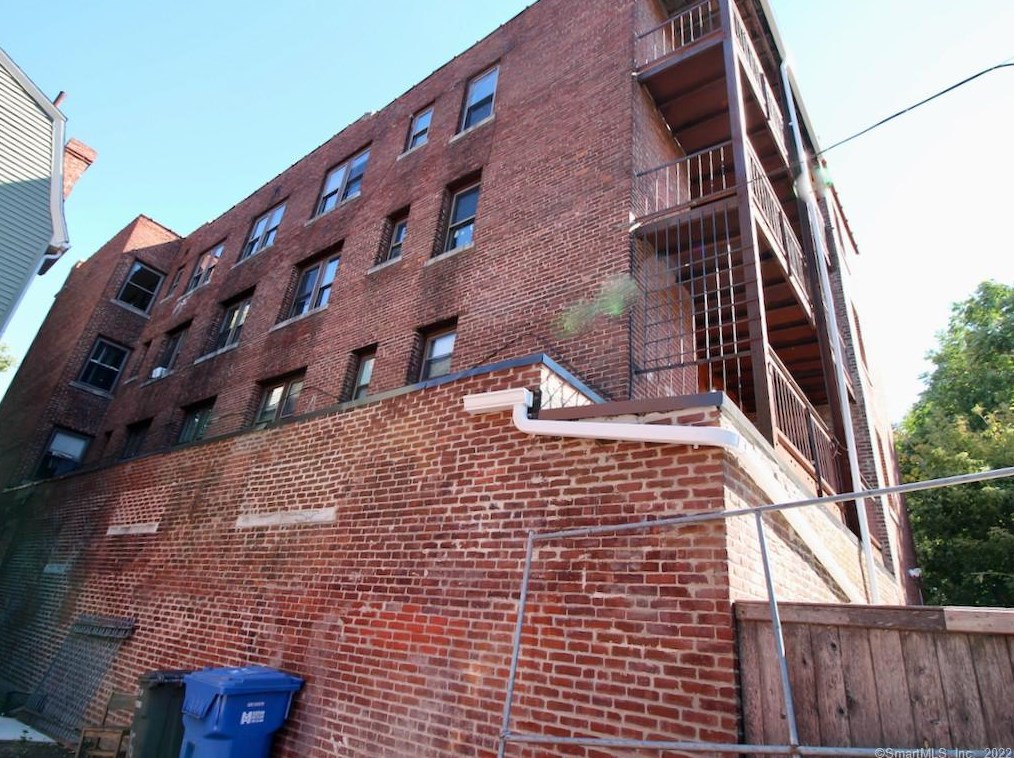 881 Broad St, Hartford CT  06106-2403 exterior