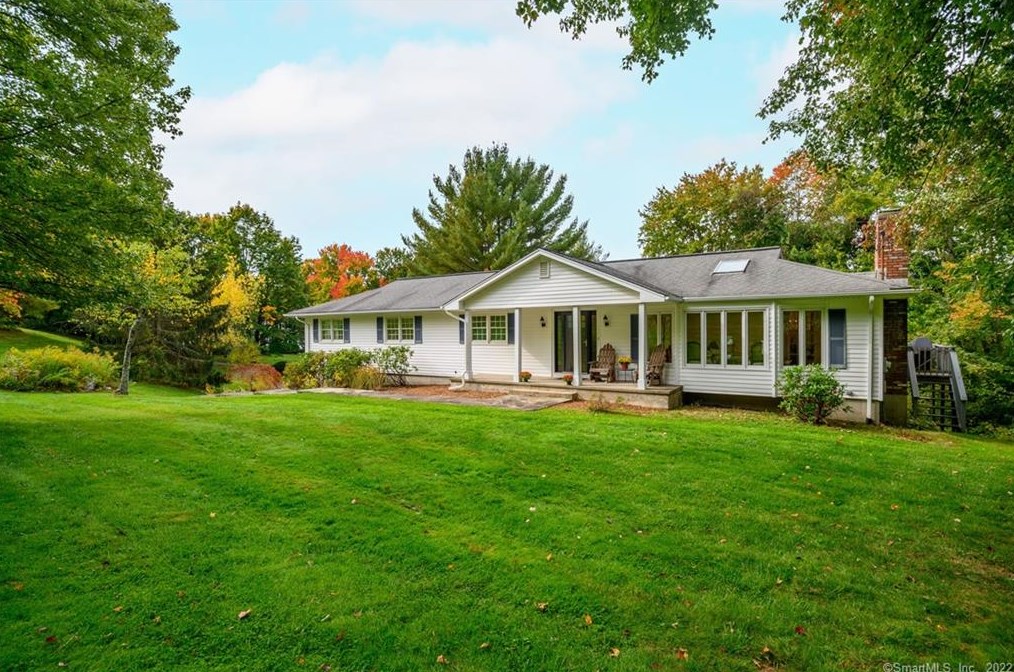 3 Spring Rd, Newtown, CT 06470 exterior