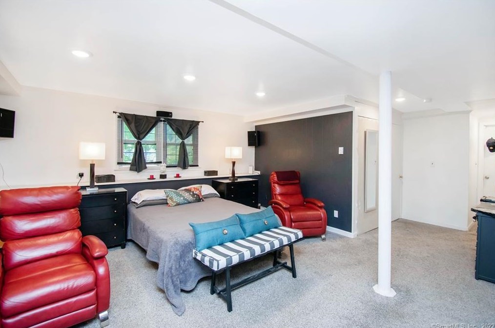 5 Bittersweet Dr, Hartford CT 06108-1201 exterior