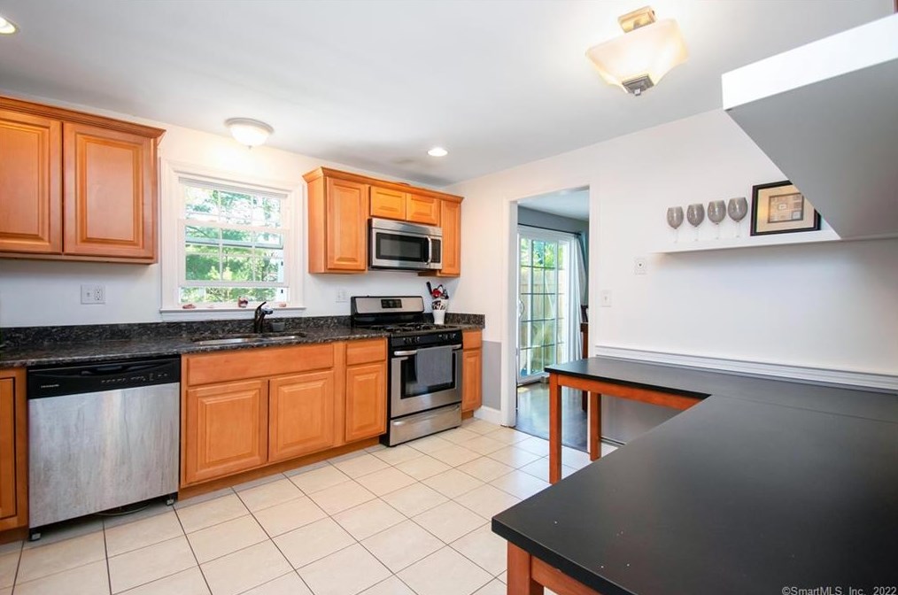 5 Bittersweet Dr, Hartford CT 06108-1201 exterior