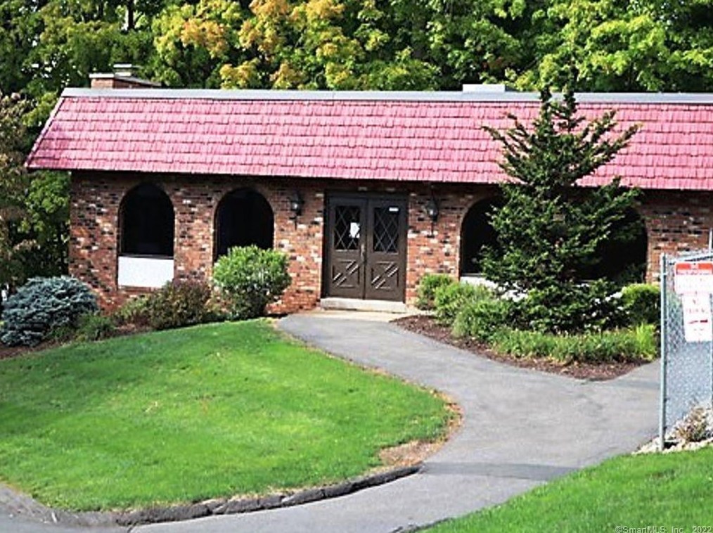 35 Woodsedge Dr, Hartford CT  06111-4282 exterior
